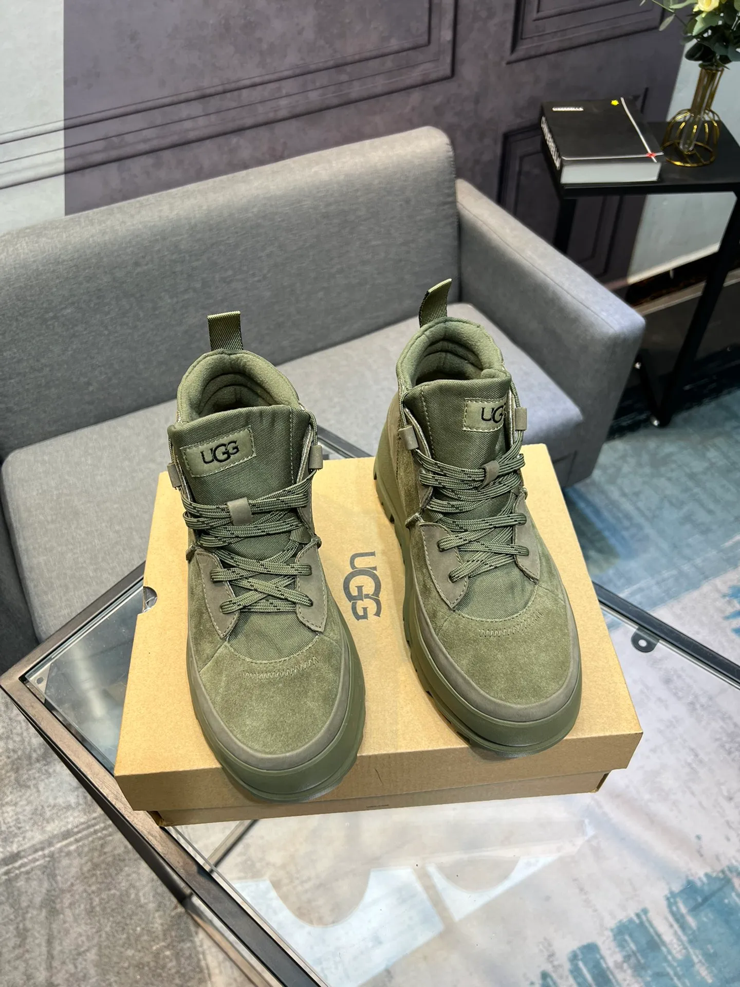 Men's shoes 💰620 (UGG) New 👉 Warm series for casual men, the simple and elegant shoe style sublimates the classics, the fabric is made of imported cowhide embossed ➕ warm real wool lining, and the special rubber outsole upgrades the wearing experience ✌️ Comfortable on the feet, very domineering! Code number:38-44